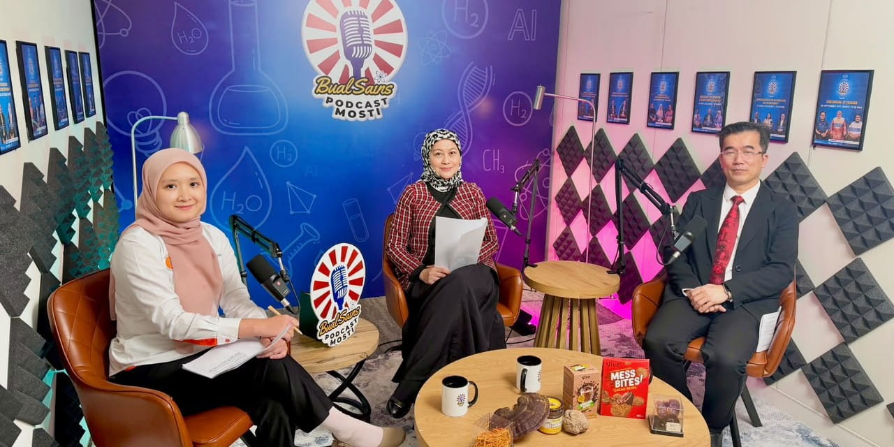 Magnus Mong of Grusonn Wellness with Puan Nora Mohamed and Puan Iza Nurfaisha at the MOSTI Bual Sains 2026 podcast set